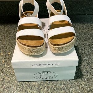 Steve Madden wedge sandal
Size: 9
Color: white